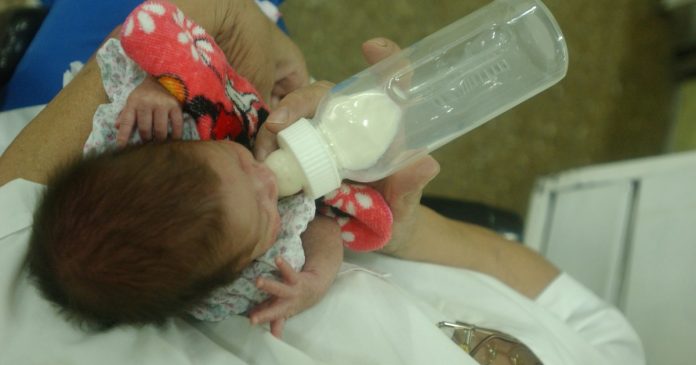 Bebé con cocaína en sangre: peritan mamadera clave en Córdoba