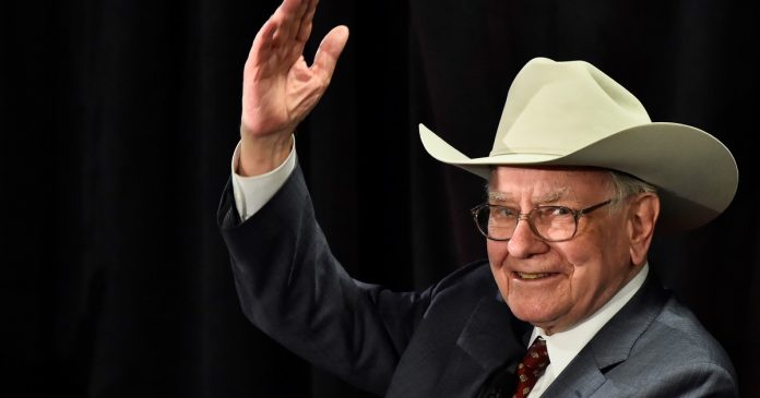 Warren Buffett deja la presidencia de Berkshire Hathaway a los 96 años