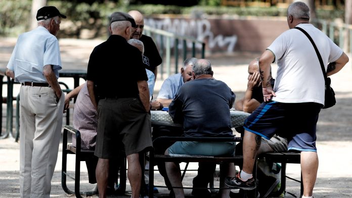 40 años cotizados y pensión recortada: jubilados llevan firmas al Congreso de España
