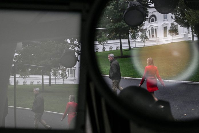 Un juez ordenó a Trump restablecer el acceso de CNN, MS NOW y Politico