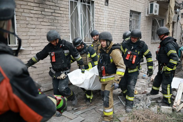 Al menos ocho muertos, tres niños: Rusia bombardeó Zaporizhzhia
