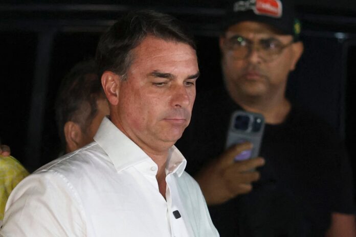 Brasil investiga si Flavio Bolsonaro usó la Argentina para ir a EE.UU.