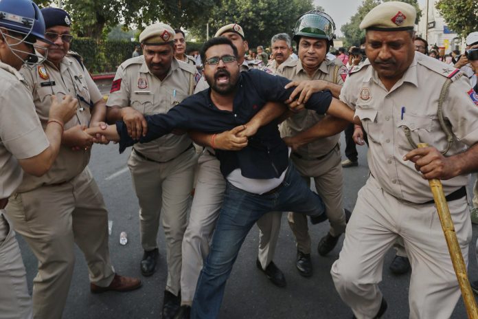 Miles detenidos en Nueva Delhi: la rebelión de las Cucarachas