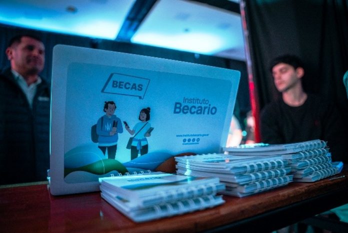Más de 14.000 estudiantes entrerrianos recibirán becas en tres tramos