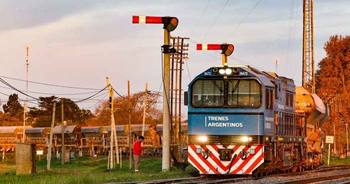 Milei apunta a privatizar trenes de cargas y el 44% de NASA