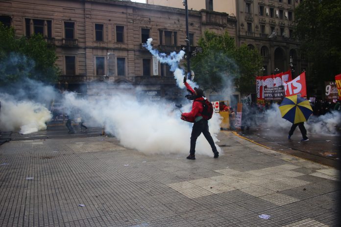 La marcha universitaria al Congreso terminó con piedras y gases