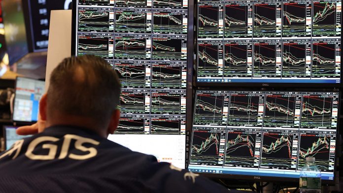 El riesgo país vuelve a 595 y las acciones argentinas caen hasta 4,4%