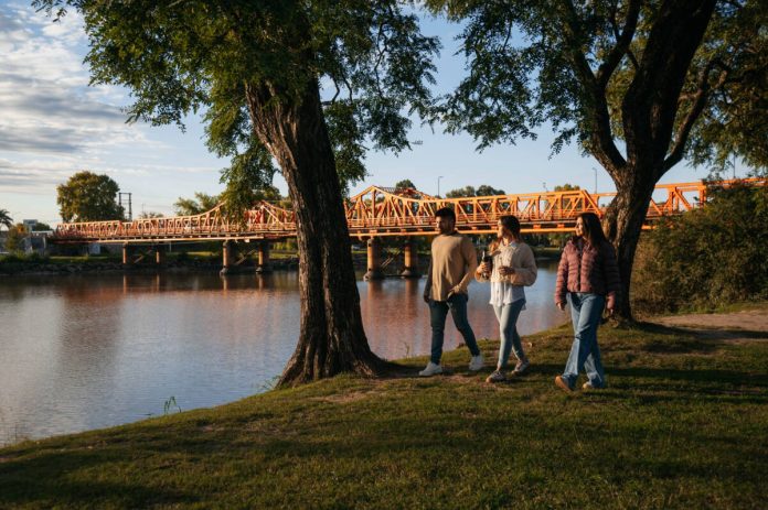 El viaje del 12 de octubre: más de $1 millón para una familia