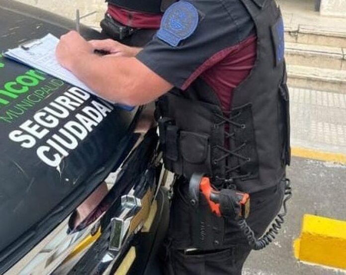 Una Byrna en la Guardia Urbana: la ordenanza que prohíbe portar armas