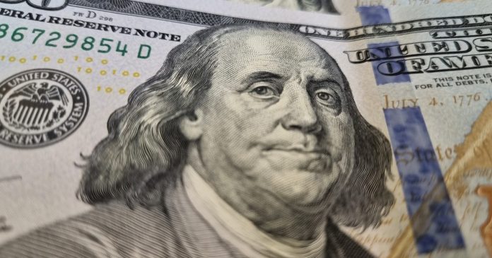 El dólar baja a $1.530 y el riesgo país sube: el mercado a dos velocidades
