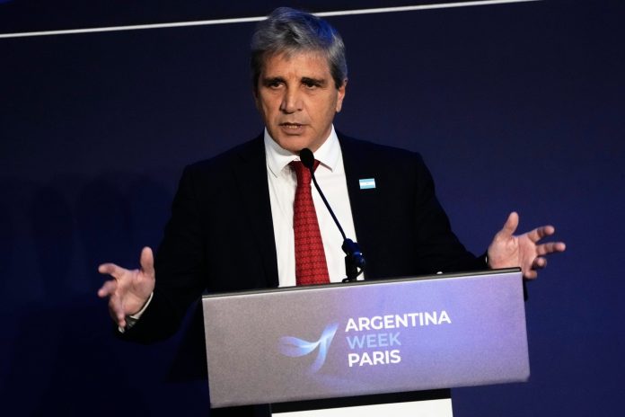 Caputo: la economía crece menos y el riesgo país sube por incertidumbre local
