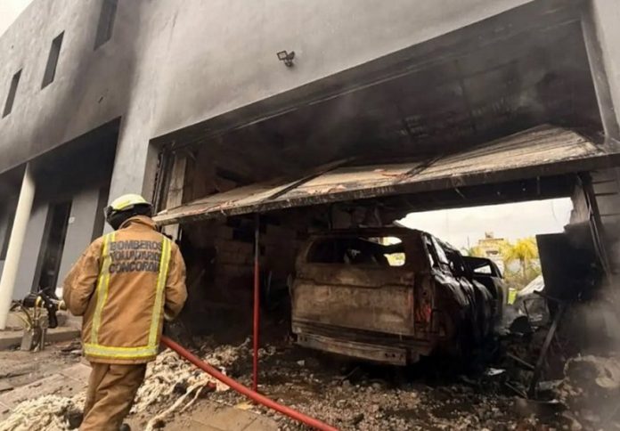 Incendio en Pampa Soler: dos vehículos destruidos y una vivienda afectada