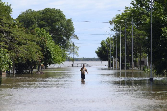 El Paraná crece en Itatí, Corrientes: más de 300 evacuados y fe por la Virgen