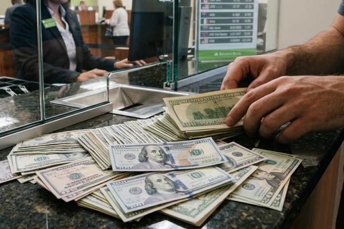 Dólar hoy: oficial a $1540 y blue a $1545, riesgo país sobre 600