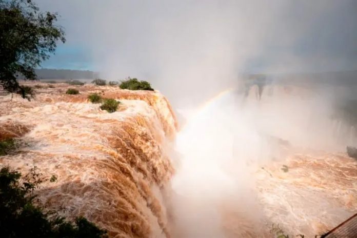 Cataratas del Iguazú: la crecida mantiene restricciones