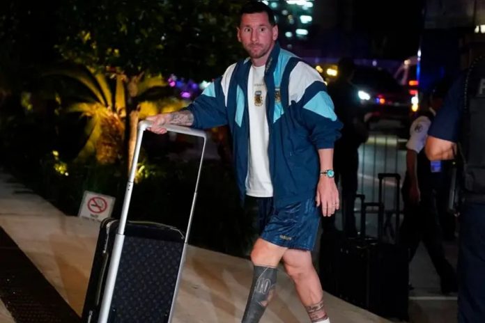 Messi aterrizó en Argentina y descansará en Funes, a cuatro días de su despedida
