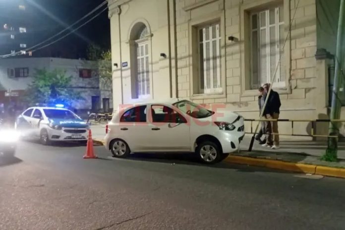 Un Nissan quedó atascado contra la baranda de la escuela Bavio en Paraná