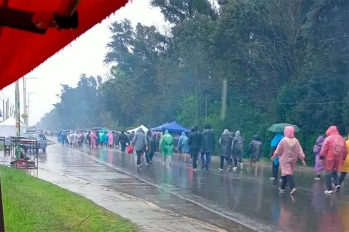 En Luján, Buenos Aires, miles de fieles arrancaron bajo la tormenta