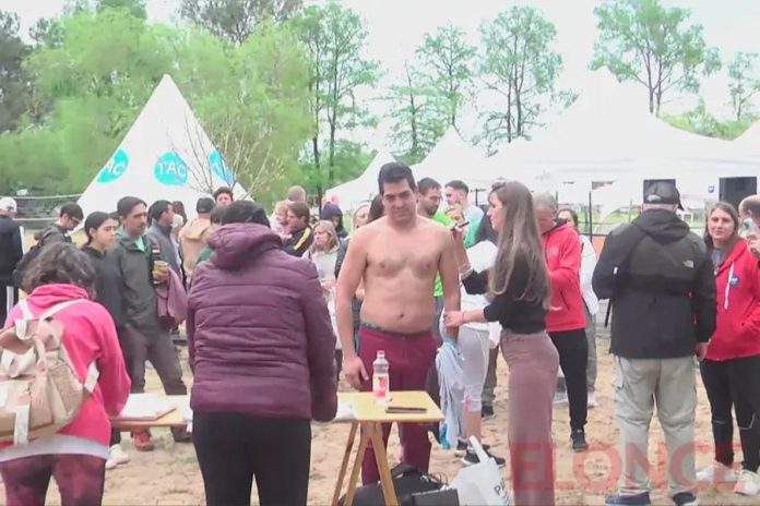 160 nadadores desafían el Paraná en la tercera Travesía de aguas abiertas