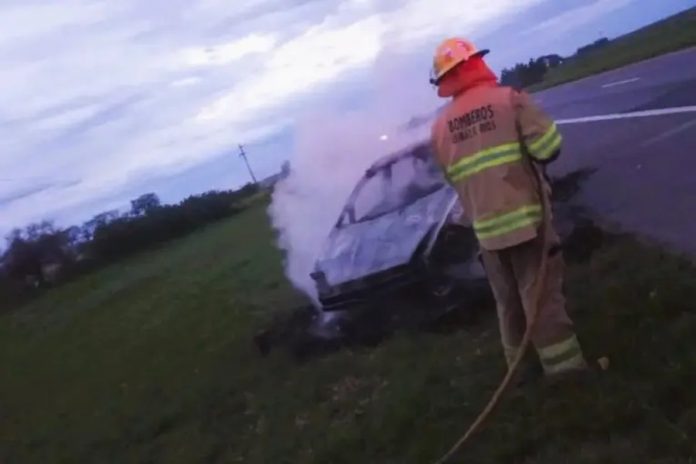 Humo en el motor: una mujer escapó de su Ford Fiesta en la Ruta 14