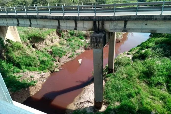 Arroyos Espinillo y Crespo volvieron a teñirse de rojo