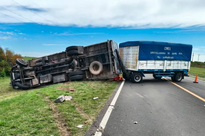 Vuelco de camión en Ruta 12: dos hombres con lesiones leves en el km 361
