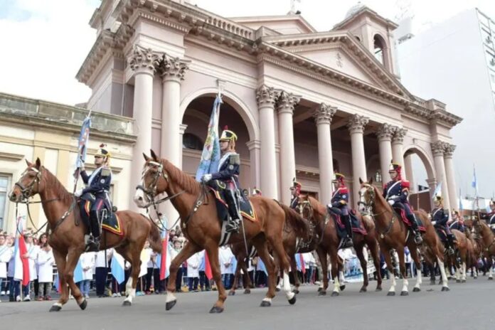 Concepción del Uruguay: desfile con Granaderos, bandas y Emanuel Noir