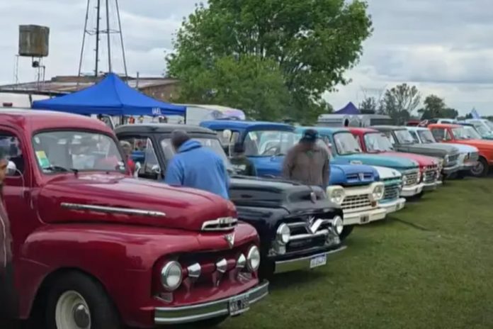 Más de 500 Ford F100 se juntaron en el Corsódromo de Gualeguaychú