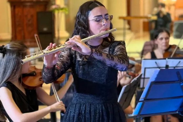Delfina, de Concepción del Uruguay, pide ayuda para una flauta profesional