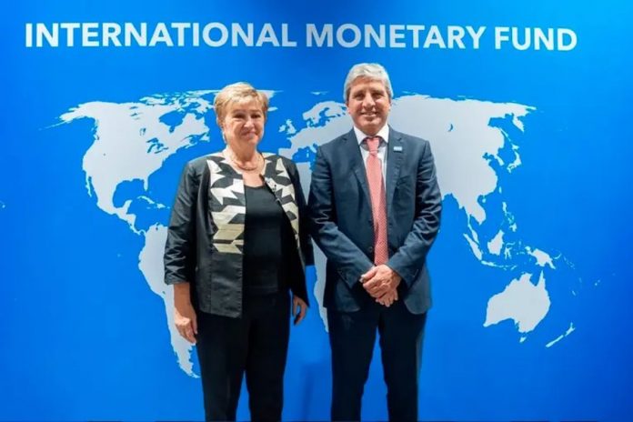 El FMI valoró la disciplina fiscal y negocia un desembolso de USD 869 millones