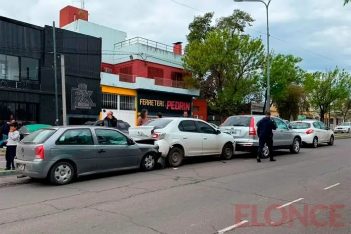 Cuatro autos chocaron en cadena en Ramírez y Pasteur de Paraná: una bebé, ilesa