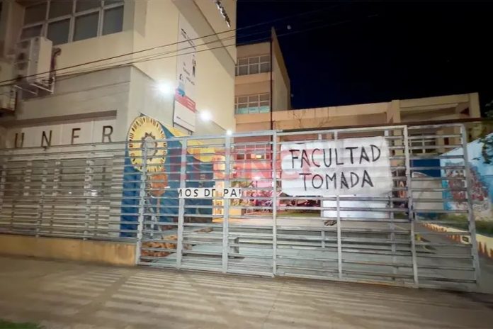 Facultad de Trabajo Social tomada en Paraná: marcha federal