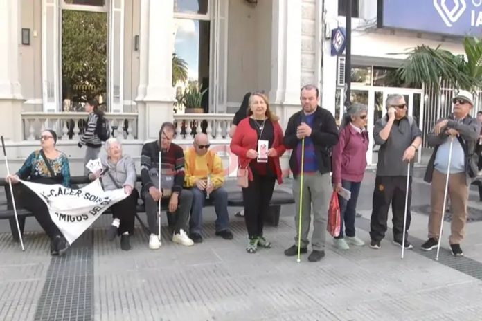 Bastón blanco en Paraná: el pedido por más empatía y circulación