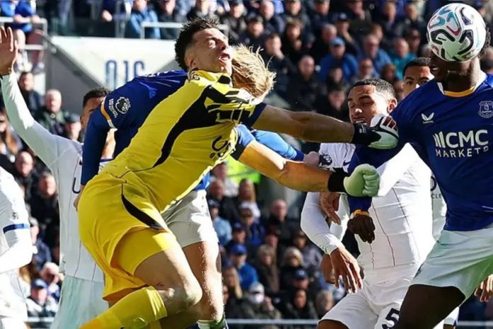 Dibu Martínez, fractura de maxilar y operación tras choque en Chelsea
