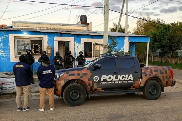 Cinco allanamientos en Concordia: 420 envoltorios de cocaína y tres detenidos