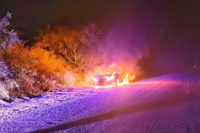 Una Toyota Hilux se incendió en marcha y quedó destruida en la ex Ruta 14