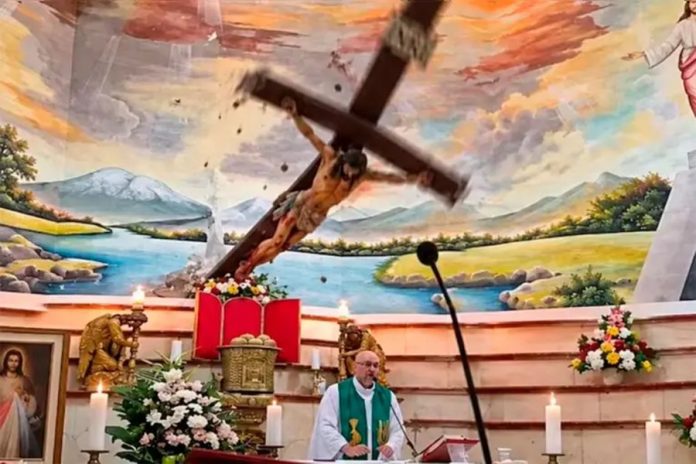 Sacerdote murió en Ecuador: una cruz cayó sobre él en una misa en vivo
