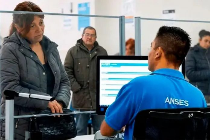 El seguro de desempleo subió 29,4% y la desocupación llegó a 7,9%