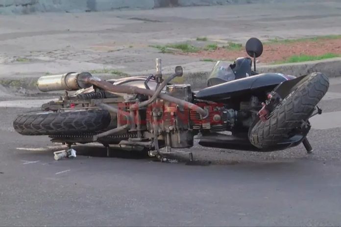Motociclista herida en un choque con auto en una esquina de Paraná