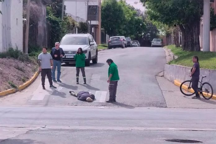 Un hombre tirado en la calle de Paraná: casi lo atropellan