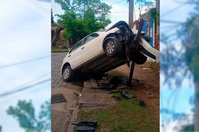 Despiste en Panamá y Osinalde: auto quedó montado sobre una estructura