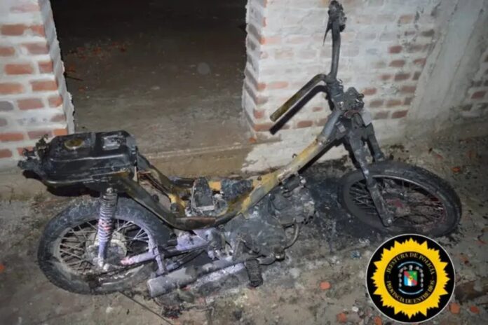 Maniobras peligrosas y una moto quemada: dos adolescentes, una interceptación