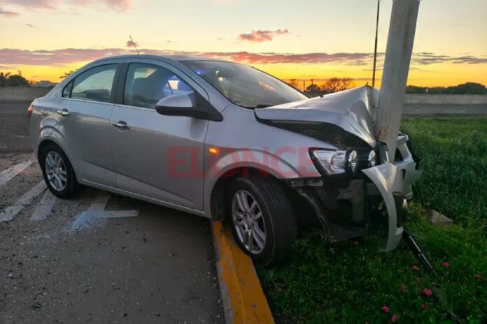 Un auto chocó contra un poste en Ruta 11, en el acceso a Oro Verde