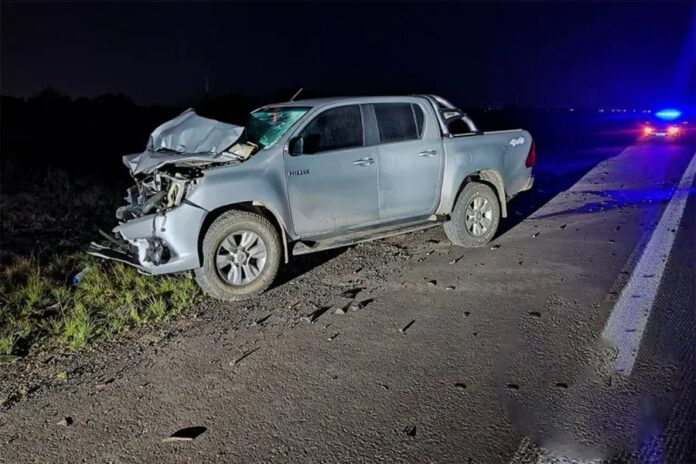 Madrugada en la autovía: una Hilux chocó contra un acoplado cerca de Chajarí