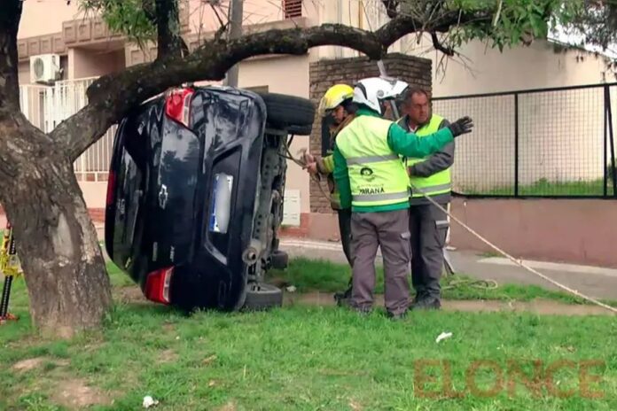 Volcó en Paraná: un hombre de 83 años quedó atrapado entre un árbol y la vereda