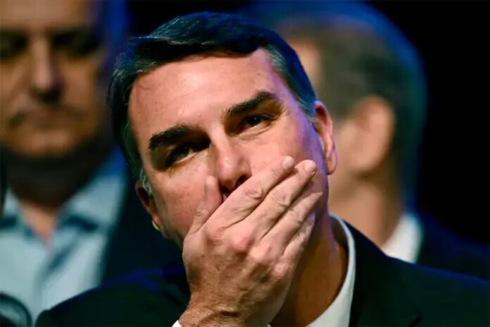 Flávio Bolsonaro aterrizó en Miami y negociaría asilo político con Trump