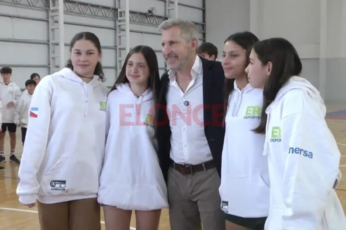 Frigerio entregó indumentaria a 360 deportistas para los Juegos Evita