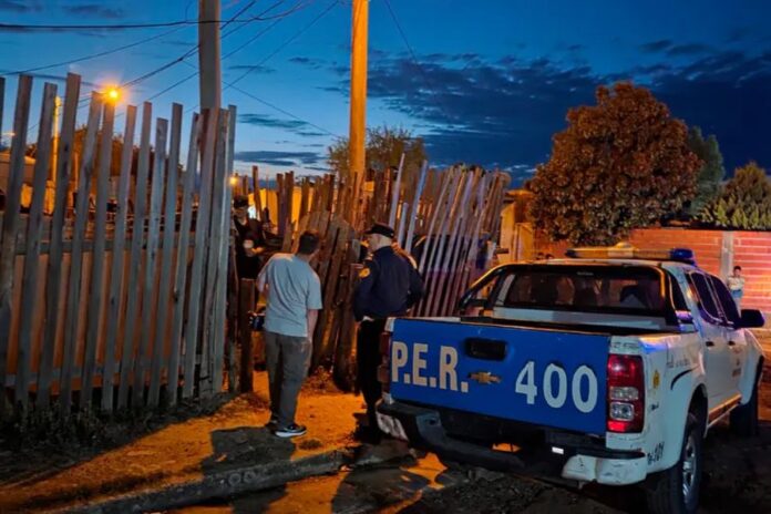 Atacaron a policías con una tabla de cocina durante un allanamiento