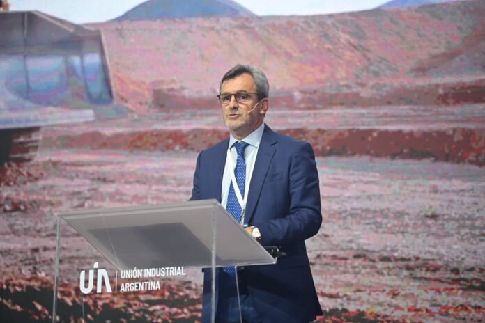 La UIA debate impuestos y talento sin Milei, pero con Caputo y gobernadores