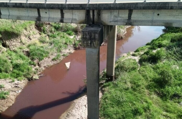 Aguas rojizas en el arroyo Espinillo: vuelve la alarma por contaminación